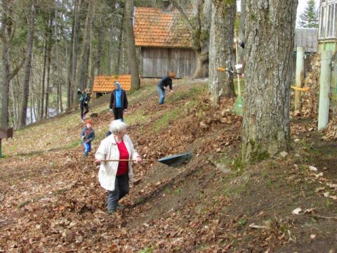 Pavasara talka Līgatnes bērnudārzā 2018. gada 27. aprīlī. Zanes Kalniņas foto.