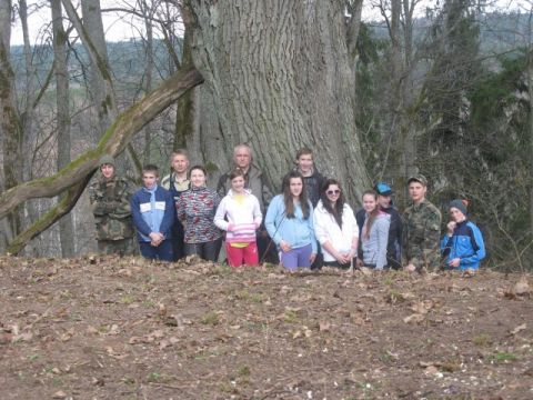 Meža dienas pie &quot;Vecandrijāņu&quot; dižozola, Līgatnes novada vidusskolas 8A klase, audzinātāja Baiba Aizupiete, mežsargi Juris Neimanis un Ēriks Liepiņš, 26.04.2012., foto Baiba Aizupiete, Dana Kozlovska