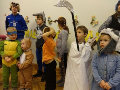 Dienas centra folkloras pulciņa ķekatnieki ciemojas bērnudārzā Mārtiņos 2016. gada 9. novembrī. Foto: Daina Klints