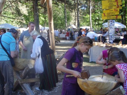 Izgatavotas Latvijas lielākās koka karotes, Brīvdabas muzejs, 04.06., 05.06.2011, foto Rasma Vanaga un Sintija Vanaga