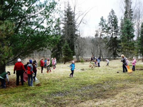 Pavasara talka Līgatnes novada vidusskolā, pamatskolā,  30.04.2013., foto Edgars Graudiņš
