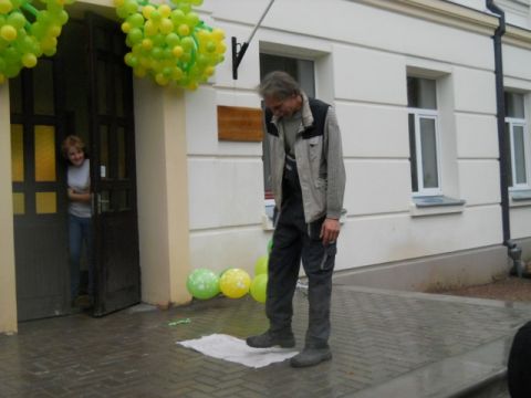Līgatnes novada vidusskolas parādes   ieejas kāpņu atklāšana, 28.09.2010., foto Līgatnes vidusskola