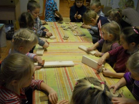Mūzikas instrumentu gatavošana kopā ar Laimu Lodiņu, decembris, 2011, foto Ivita Neiberga