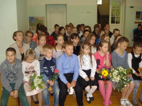 2013./2014.mācību gada noslēguma diena Pamatskolas ēkā, zīmējumi uz bruģa &quot;Košās vasaras krāsas&quot;, 30.05.2014., foto Līga Zicmane