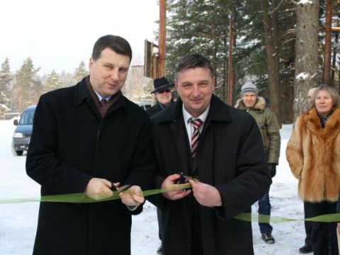 Vides ministrs Raimonds Vējonis piedalās notekūdeņu attīrīšanas iekārtu atklāšanas pasākumā Līgatnē Gaujas ielā 34A, 17.12.2010., foto Anita Jaunzeme