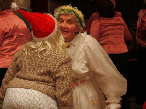 Lustējas senioru Ziemassvētku eglītē Līgatnes kultūras namā, 29.12.2010., foto Anita Jaunzeme