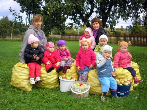 Ābolu talka Līgatnes bērnudārzā, 23.09.2011., foto Zane Kalniņa, Sindija Frolova, Līksma Vizule