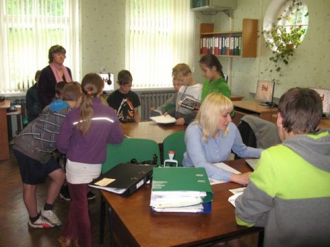Līgatnes pilsētas bibliotēka piedalās  zibakcijā &quot;Latvija lasa&quot;, 29.05.2013., foto Anita Jaunzeme