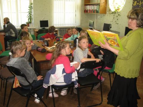 1A klase Līgatnes pilsētas bibliotēkā, 09.05.2012., foto Anita Jaunzeme
