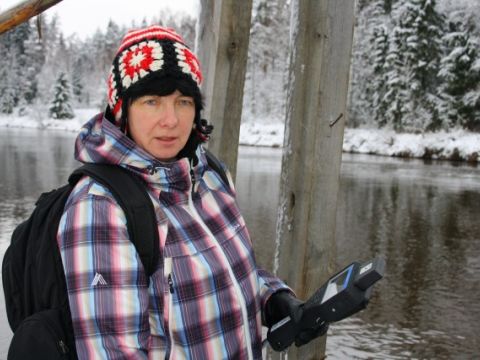 Projekts &quot;BalticClimate&quot;, Aija Ziediņa mēra ūdens temperatūru Gaujā, 15.01.2012., foto Anita Jaunzeme
