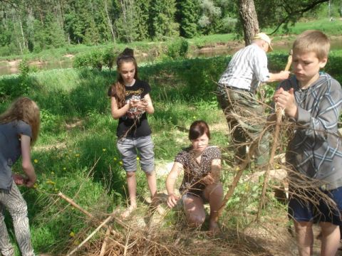 Projektu nedēļa Līgatnes novada vidusskolā- nodarbība dabā kopā ar Māri Mitrevicu 30.05.2013. Foto Aija Ziediņa