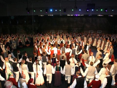 Deju lieluzvedums „Tēvu laipas” ceļā uz Dziesmu svētkiem pietur Līgatnē, 18.05.2013., foto Anita Jaunzeme