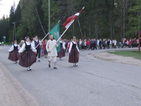 Vidusskolas salidojums 2009.gada 9.maijā, gājiens, foto Anita Jaunzeme, Guntars Ulmanis