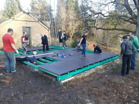 Top brīvdabas skatuvīte pie Līgatnes novada vidusskolas 20.04.2018. LNV skolotāju foto.