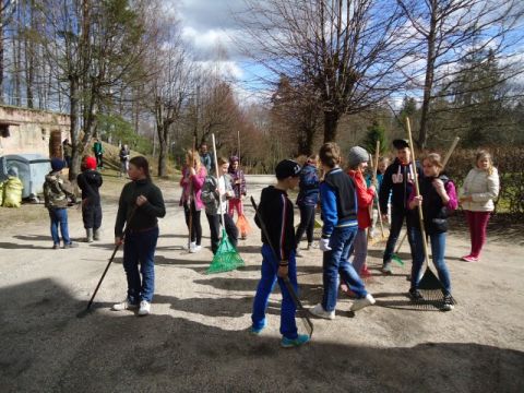 Līgatnes novada vidusskolas apkārtnes sakopšanas talka 21.04.2015. Foto Baiba Aizupiete