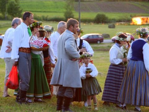 SAULGRIEŽU IELĪGOŠANA LĪGATNĒ ZANDERU PĻAVĀS, 21.06.2013.,  foto Anita Jaunzeme