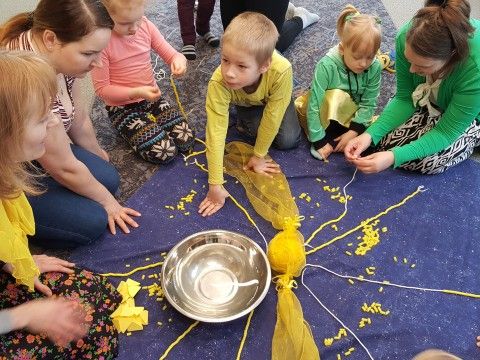 Ģimeņu rīts &quot;Dzeltenā pasaka&quot; Augšlīgatnes Dienas un interešu centrā 2017. gada 25. martā. Foto: Dace Bērziņa un Daina Klints