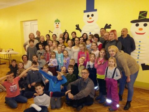 Skolēni, vecāki un skolotāji sapoš Līgatnes novada vidusskolu Ziemassvētkiem! Foto A.Vācere, L.Pīlēģe, D.Zariņa, M.Grava.