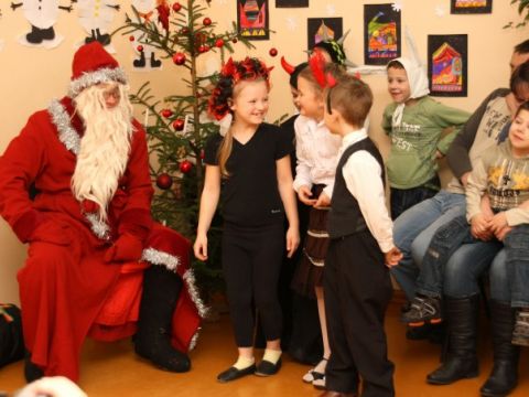 Ziemassvētku eglīte Līgatnes novada vidusskolas 1A klasei, 22.12.2011., foto Santa Šūmane