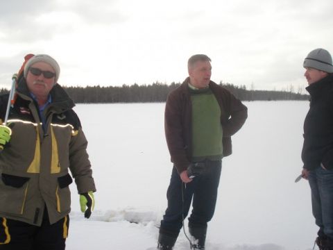 Ūdens kvalitātes mērījumi Ratniekezerā 20.02.2013. Foto Aija Ziediņa