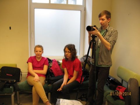 Līgatnes MMS audzēkņi un skolotāji raidījuma Brīnumskapis filmēšanā 01.05.2014. Foto Ingrīda Zumberga