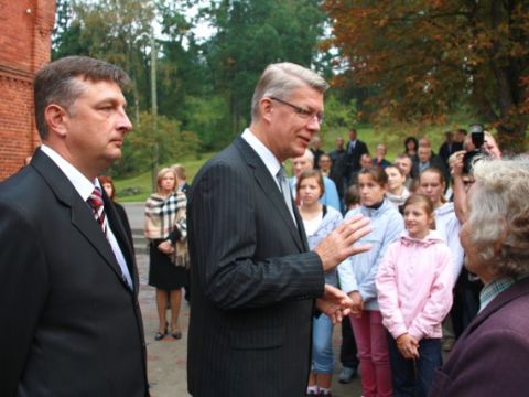 Valsts prezidents Valdis Zatlers tiekas ar Līgatnes novada iedzīvotājiem, 14.09.2010., foto Anita Jaunzeme