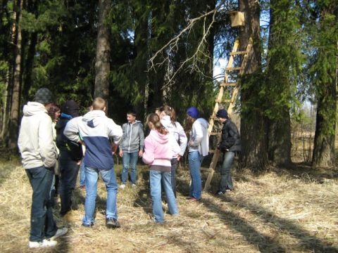 Dienā, kad eži mostas, 7A klase izliek putnu būrīšus, projekts &quot;Mammadaba&quot;, 14.04.2011., foto  Aiga Vācere un Baiba Aizupiete