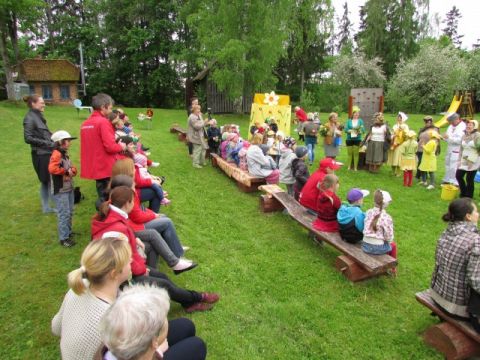 Ģimenes dienas vecāku teātra izrāde &quot;Pelēkais namiņš&quot; Līgatnes bērnudārzā. Foto: Zane Kalniņa