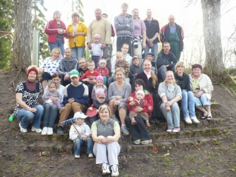 Lielā talka Līgatnes novada bērnudārzā, Gaujas ielā 7, 30.04.2011.., foto Gunita Liepiņa