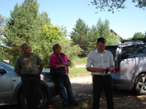 Līgatnes un Pārgaujas novadu pārstāvji kopā ar Dabas aizsardzības pārvaldes speciālistiem apskata Gaujas tilta kādreizējo vietu, 29.06.2011.