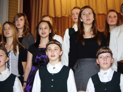 Līgatnes novada vidusskolas 6. - 12. klašu Ziemassvētku eglīte, 23.12.2011., foto Monta Skrastiņa