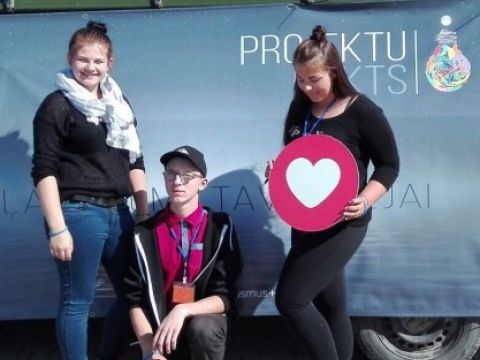 Līgatnes jaunieši pasākumā &quot;Projektu nakts&quot;. Foto: Linda Tralle.