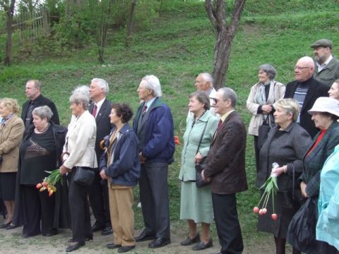 Vidusskolas salidojums 2009.gada 9.maijā, pasākums pie mazās skoliņas, foto Anita Jaunzeme