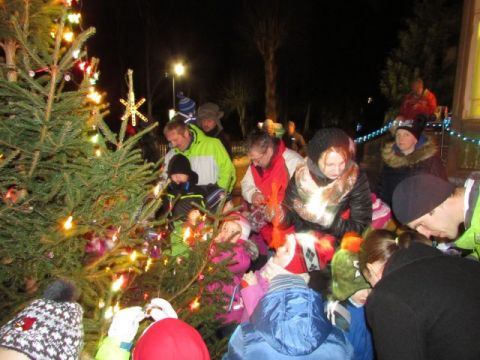 Eglītes iedegšana pie Līgatnes bērnudārza 2016. gada 6. decembrī. Foto: Zane Kalniņa
