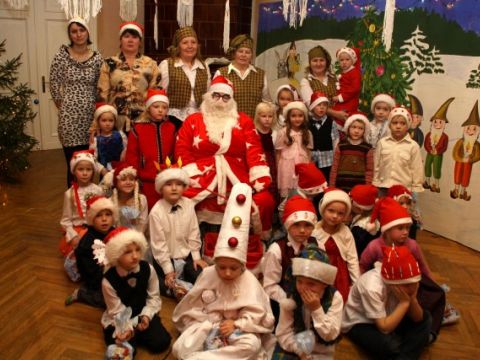 Ziemassvētku eglīte Līgatnes bērnudārza &quot;Vāverēnu&quot; grupiņā, 18.12.2010., foto Anita Jaunzeme