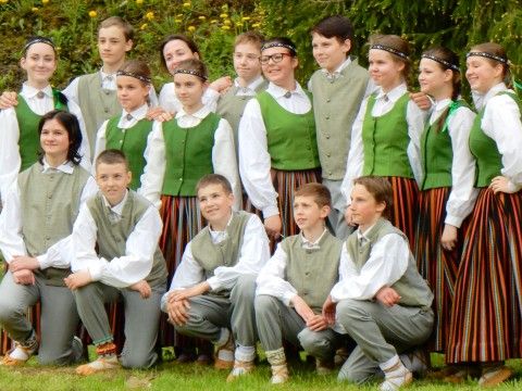 Līgatnes novada svētki. Uz skatuves vidusskolas audzēkņi. Foto: Anita Jaunzeme