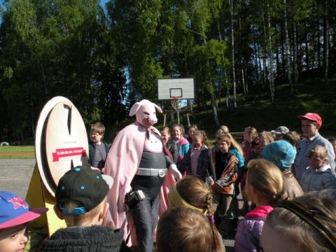 Cūkmens viesojas pie 1.-4.klases skolēniem 28.05.2015. Foto Liene Pīlēģe.