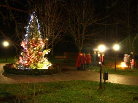 Ziemassvētku egles iedegšana Līgatnē pie kultūras nama, 03.12.2011., foto Anita Jaunzeme