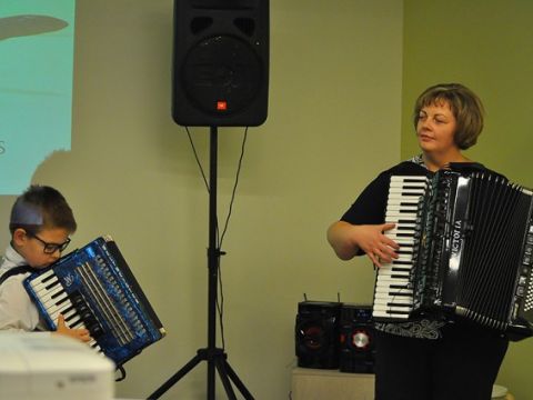 Līgatnes Mūzikas un mākslas skolas jubilejas koncerts &quot;Tādi esam&quot; Augšlīgatnes kultūras namā 2016. gada 3. decembrī. Foto: Ramona Mironova
