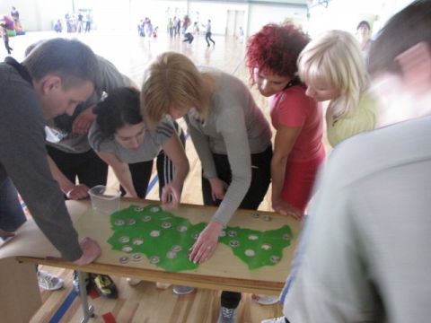 Līgatnes novada sporta centrā SPORTA ATRAKCIJAS ĢIMENĒM, 10.04.2011., foto Jānis Pakulis