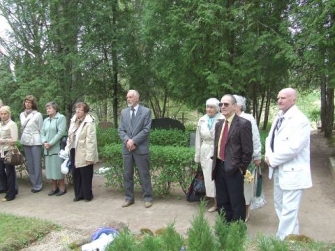 Vidusskolas salidojums 2009.gada 9.maijā, piemiņas brīdis Zanderu kapos