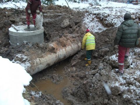 Drenāžas izbūve pie Līgatnes papīrfabrikas, 23.01.2012., foto Uģis Dančauskis
