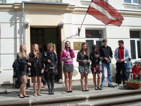 Līgatnes vidusskola, 12.klasei pēdējā mācību diena, 18.05.2012., foto Aija Ziediņa