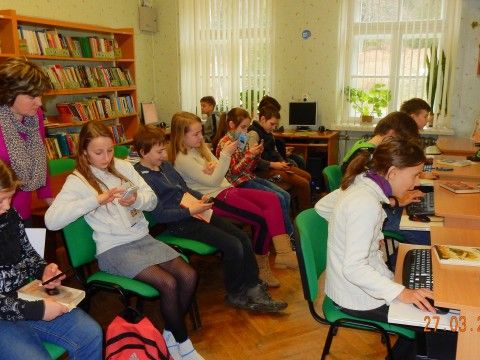 E-katalogs Tavā kabatā, Līgatnes vidusskolas 5.A klase apgūst e-kataloga mobilo versiju Līgatnes pilsētas bibliotēkā, 27.03.2015., foto  Anita Jaunzeme