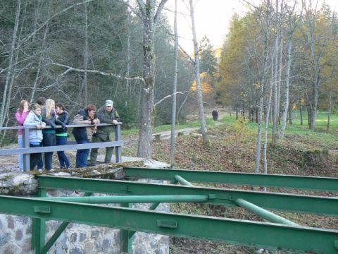 Līgatnes vides pulciņa jauniešu pārgājiens gar Līgatnes upi, 18.10.2011., foto Anda Andrušaite
