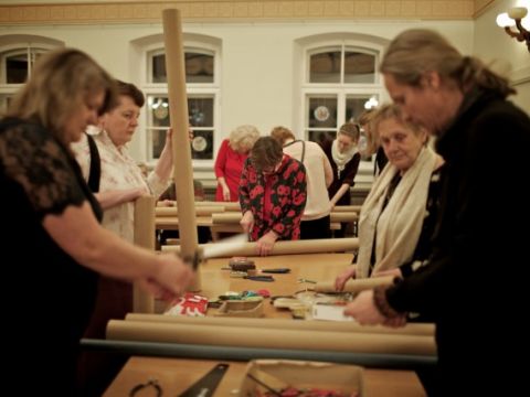 Nila Īles mūzikas instrumentu meistarklase Līgatnes amtierkolektīvu dalībniekiem. Foto: Aija Bley