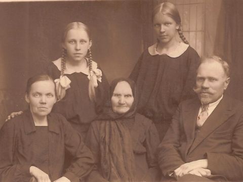 Foto no Lillijas Grostiņas ģimenes foto arhīva