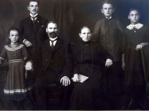 Māra Japiņa /Federe/ par Federu ģimeni un vecāko mātes brāli Arnoldu Pēteri Indriksonu. Paldies Mārai Japiņai par sirsnīgo tikšanos un lielo uzticēšanos, nododot ģimenes fotogrāfijas un materiālus Līgatnes vēstures biedrībai.