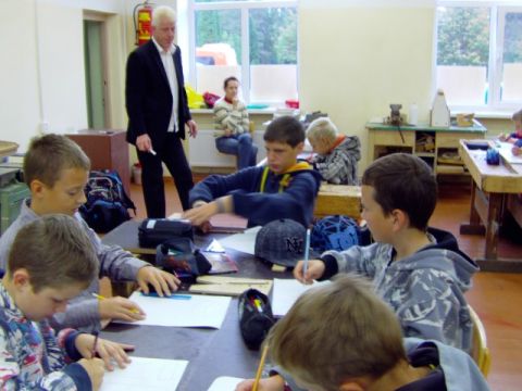 Skolas dienas Līgatnes novada vidusskolā - 1.nedēļa. Līgatnes novada pašvaldības deputāti G.Pīpkalējs un A.Šteins stundās, sarunās ar skolotājiem. Foto: Kintija Blūmentāle, Aiga Vācere