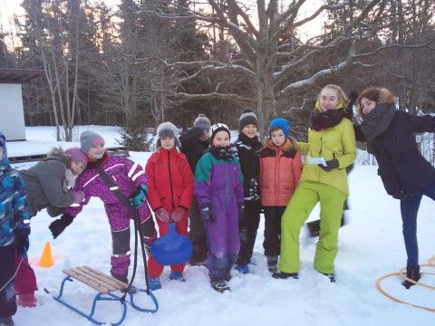 Līgatnes novada vidusskola ziemā - Sniega diena un meža biatlons. LNV skolotāju foto.